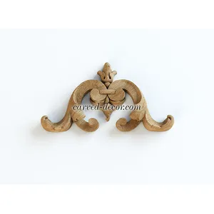 Small oak Corner Applique with Central Finial